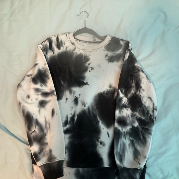 Tie-dye sweatshirt, very comfortable and barely worn. - Picture 2 of 3